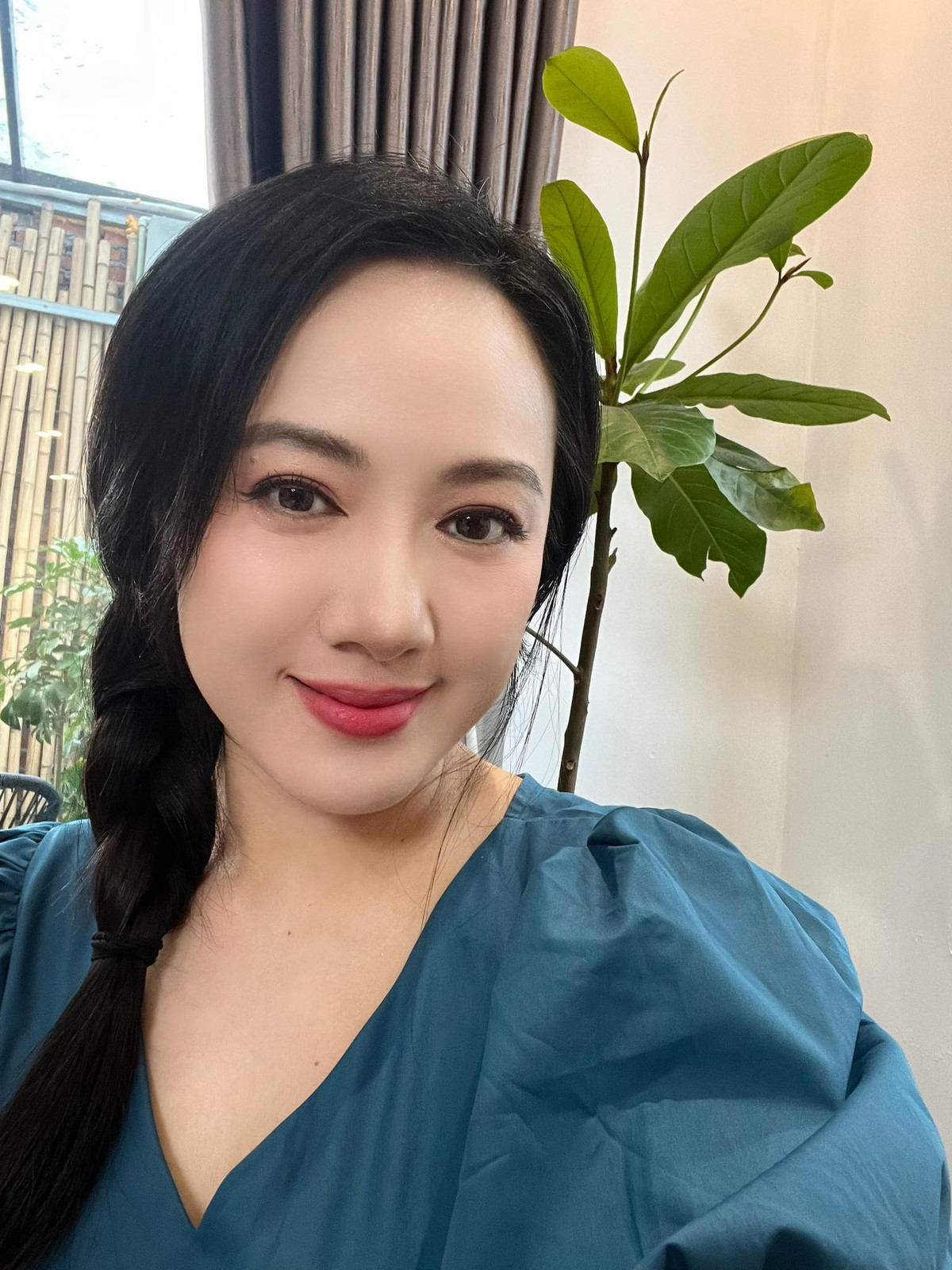 Dù đã gắn bó với màn ảnh nhỏ nhiều năm, nhan sắc của BTV Hoài Anh dường như không thay đổi, thậm chí ngày càng mặn mà, sắc sảo hơn.