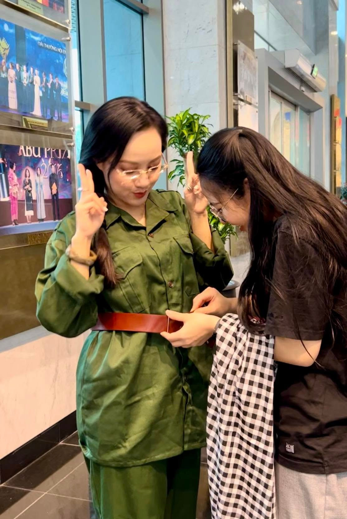 Sự xuất hiện của nữ BTV trong hình ảnh dân quân không chỉ mang đến cảm giác mới lạ mà còn gợi lên tinh thần hào hùng của lịch sử. Khán giả dành nhiều lời khen cho thần thái chuyên nghiệp, cuốn hút của cô, đồng thời bày tỏ sự háo hức chờ đợi chương trình sắp tới.