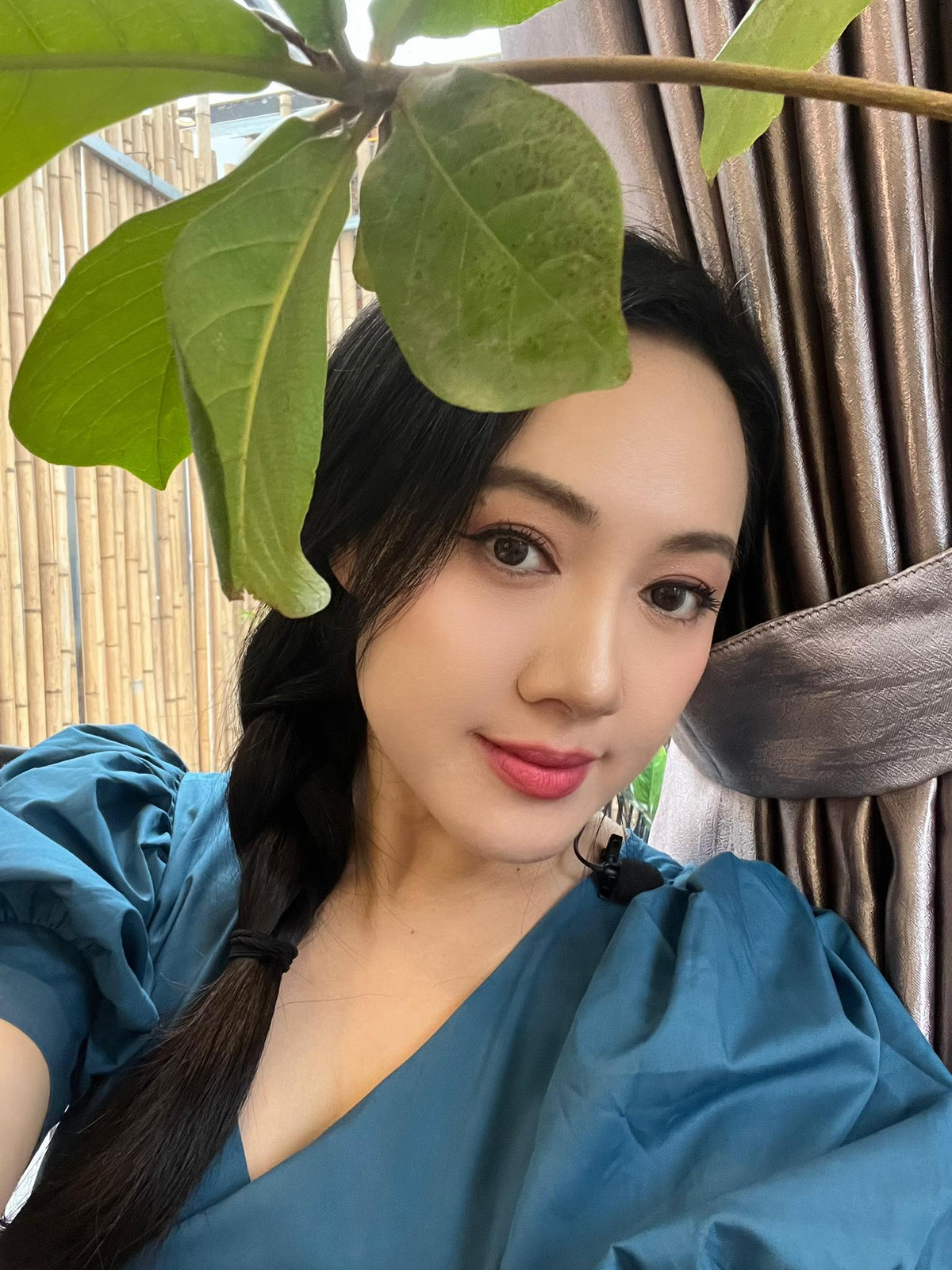 Vẻ đẹp nhẹ nhàng, đậm chất Á Đông với làn da trắng mịn, đôi mắt to và nụ cười duyên dáng luôn là điểm đặc trưng giúp cô ghi dấu ấn trong lòng khán giả.