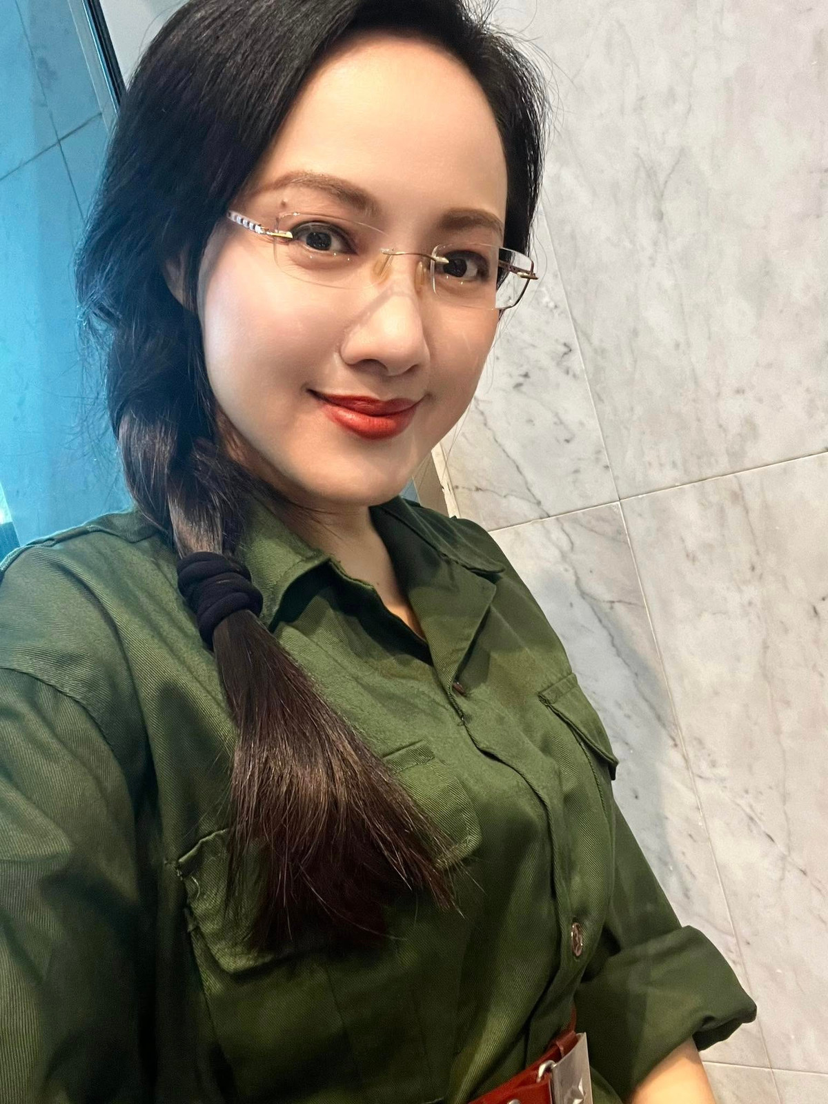 Mới đây, trên trang cá nhân, nữ BTV Hoài Anh vừa đăng tải loạt ảnh chào tháng 4 với dòng trạng thái đầy cảm xúc: "Chào nhé tháng 4 ơi! Mình đi tải đạn đây! Hẹn gặp mọi người rực rỡ ngày thống nhất!".