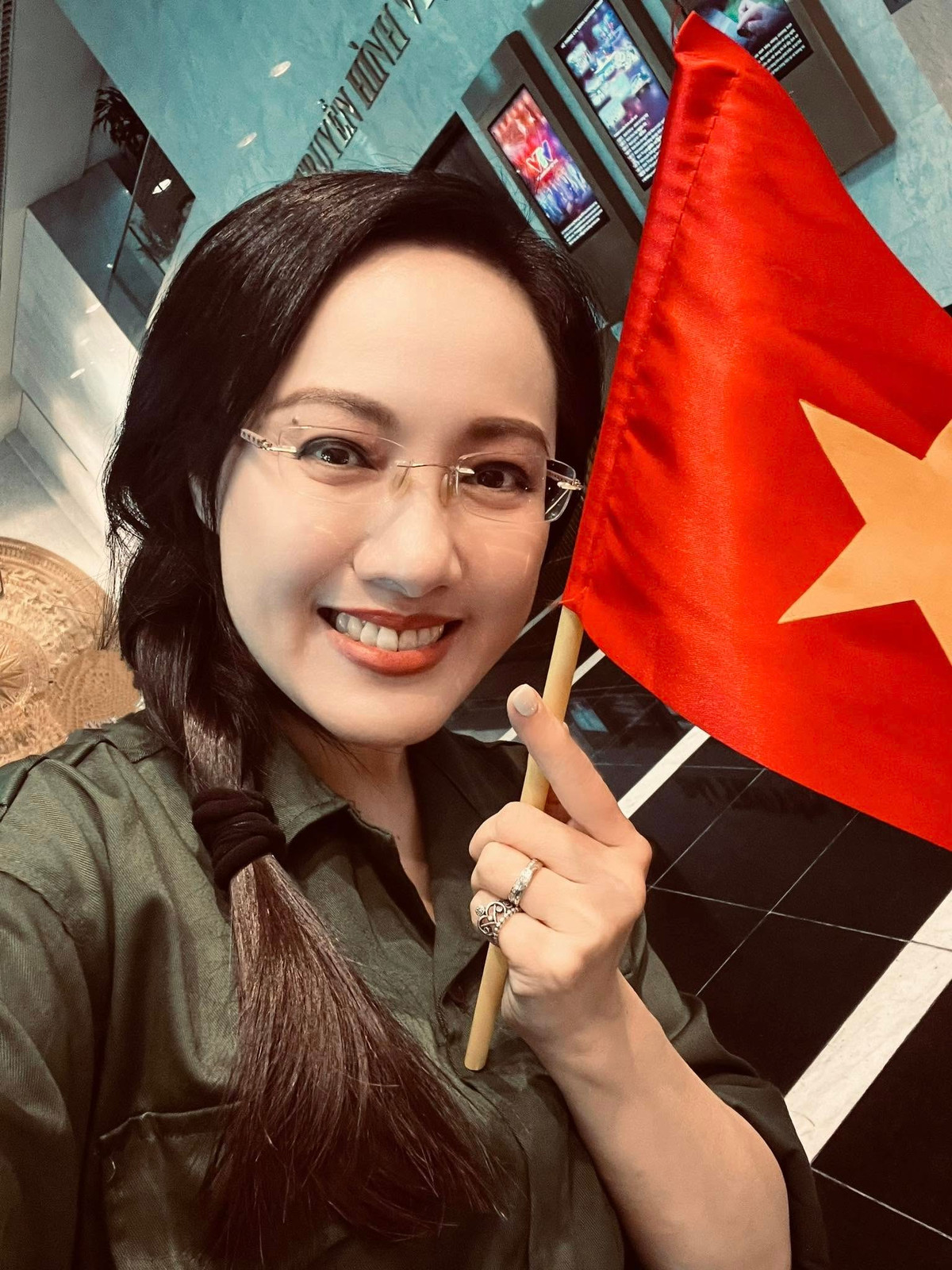 Dòng trạng thái đầy ẩn ý này ngay lập tức làm dấy lên sự tò mò của khán giả, nhiều người đồn đoán rằng cô đang tham gia một chương trình đặc biệt nhân dịp kỷ niệm 30/4 - 1/5 sắp tới.