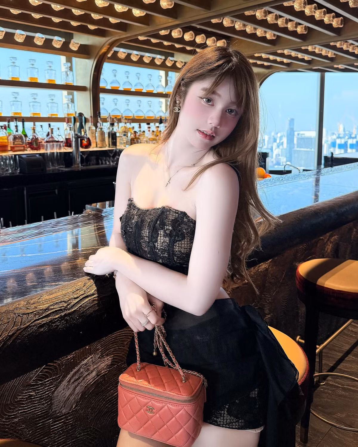 Cô nàng sở hữu nhan sắc lai Tây với sống mũi cao thẳng, đôi mắt to tròn có hồn và làn da trắng không tì vết.