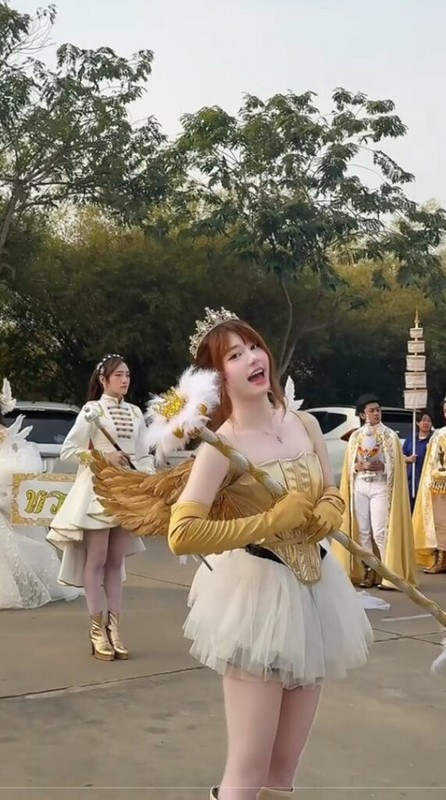 Diện bộ váy tông vàng sang trọng với phần corset ánh kim, váy tutu bồng bềnh kết hợp đôi boot cao cùng đôi cánh đầy ấn tượng, cô nàng toát lên khí chất kiêu sa và quyền lực.
