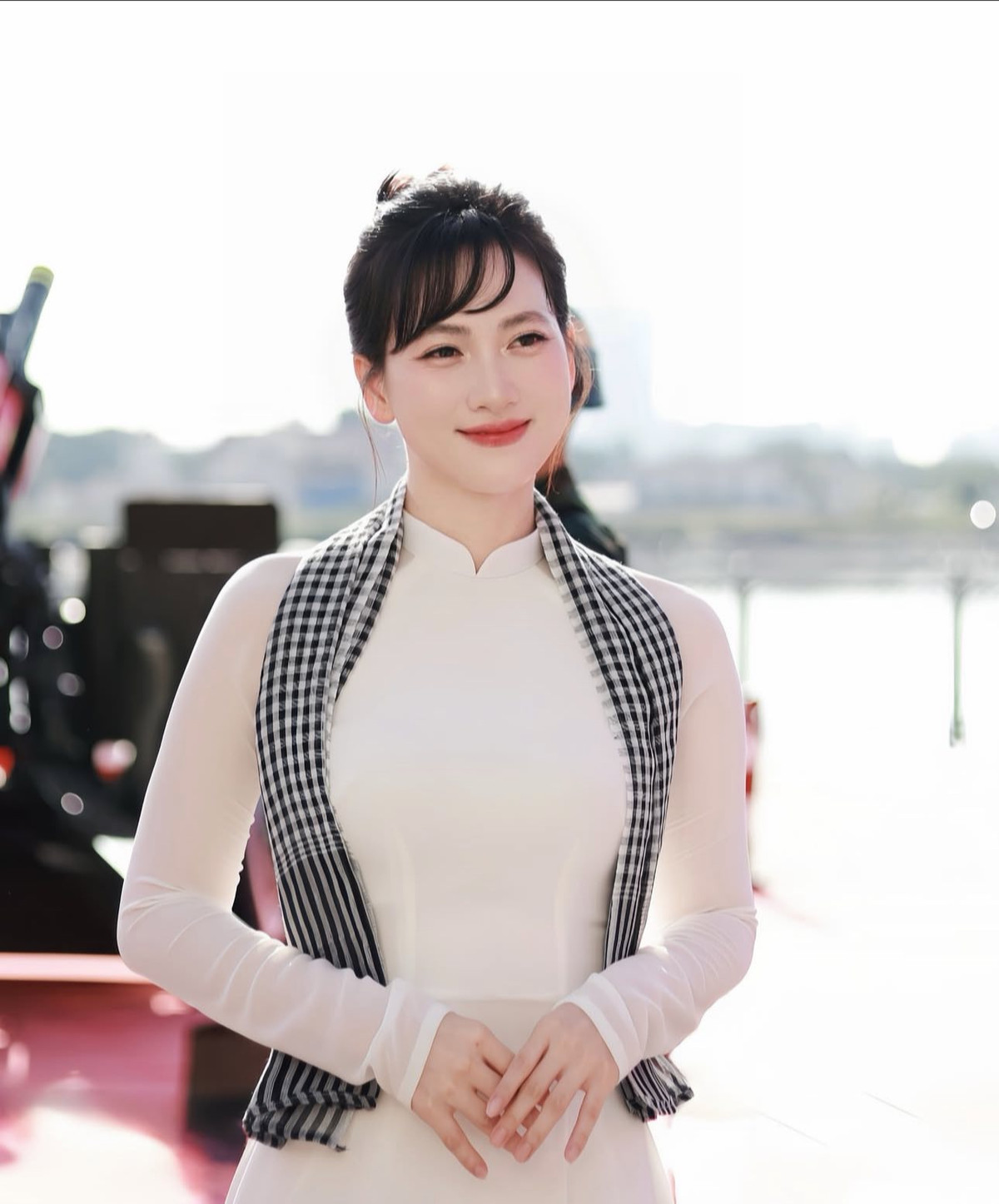 Ánh nắng nhẹ nhàng buổi sớm như cũng ưu ái hơn khi đổ xuống gương mặt rạng rỡ, đôi mắt long lanh và nụ cười ngọt ngào của cô. Mỗi cử chỉ, ánh nhìn đều như chứa đựng cả niềm tự hào dân tộc và sự tri ân sâu sắc đến các thế hệ đi trước.