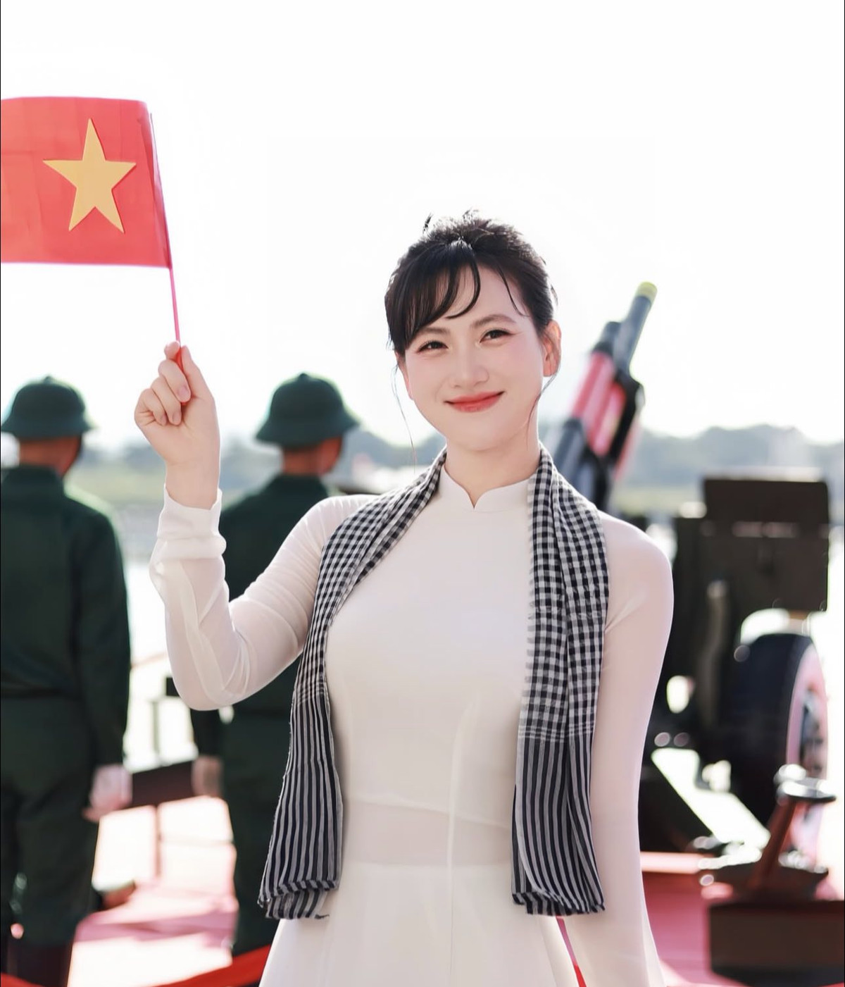 Khoác trên mình tà áo dài tinh khôi, kết hợp cùng chiếc khăn rằn đặc trưng miền Nam, Phương Anh Đào không chỉ thể hiện sự tôn vinh văn hóa dân tộc mà còn toát lên vẻ đẹp đằm thắm, đầy khí chất người con gái Việt.