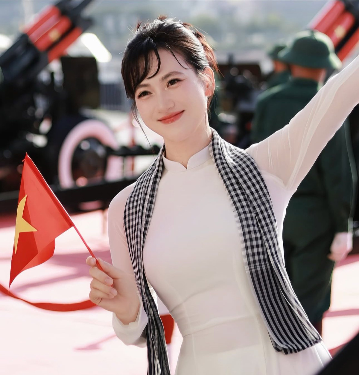 Vẻ đẹp dịu dàng, thanh khiết của cô như hòa quyện vào không khí trang trọng đậm màu lịch sử, trở thành điểm nhấn khiến bao con tim thổn thức.