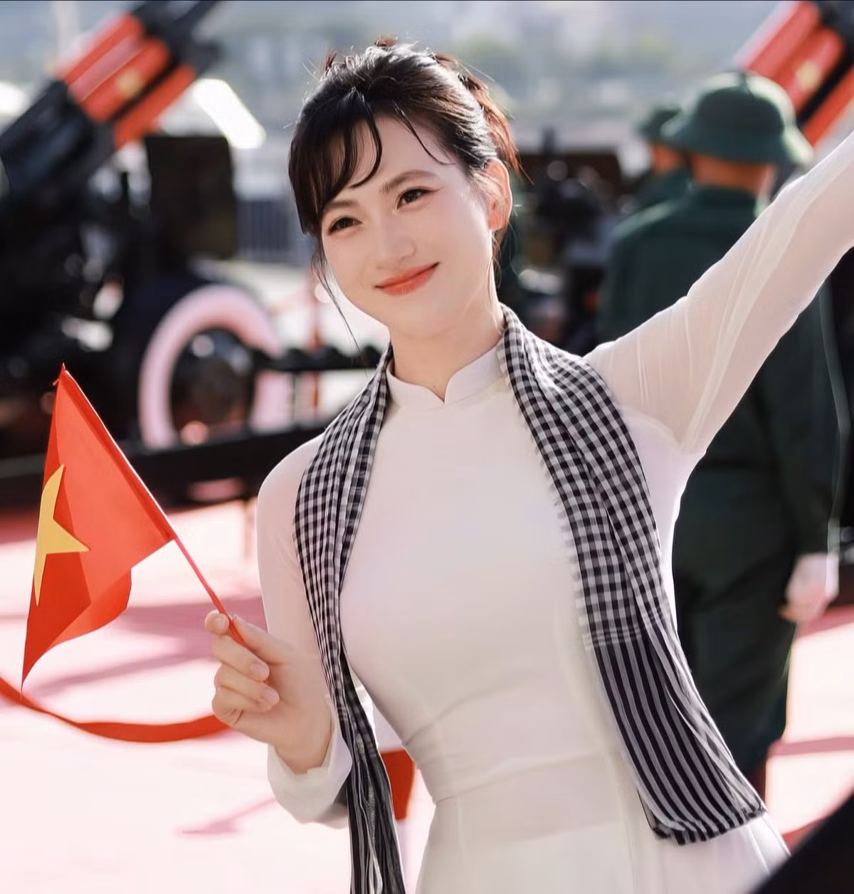 Vẻ đẹp dịu dàng, thanh khiết của cô như hòa quyện vào không khí trang trọng đậm màu lịch sử, trở thành điểm nhấn khiến bao con tim thổn thức.