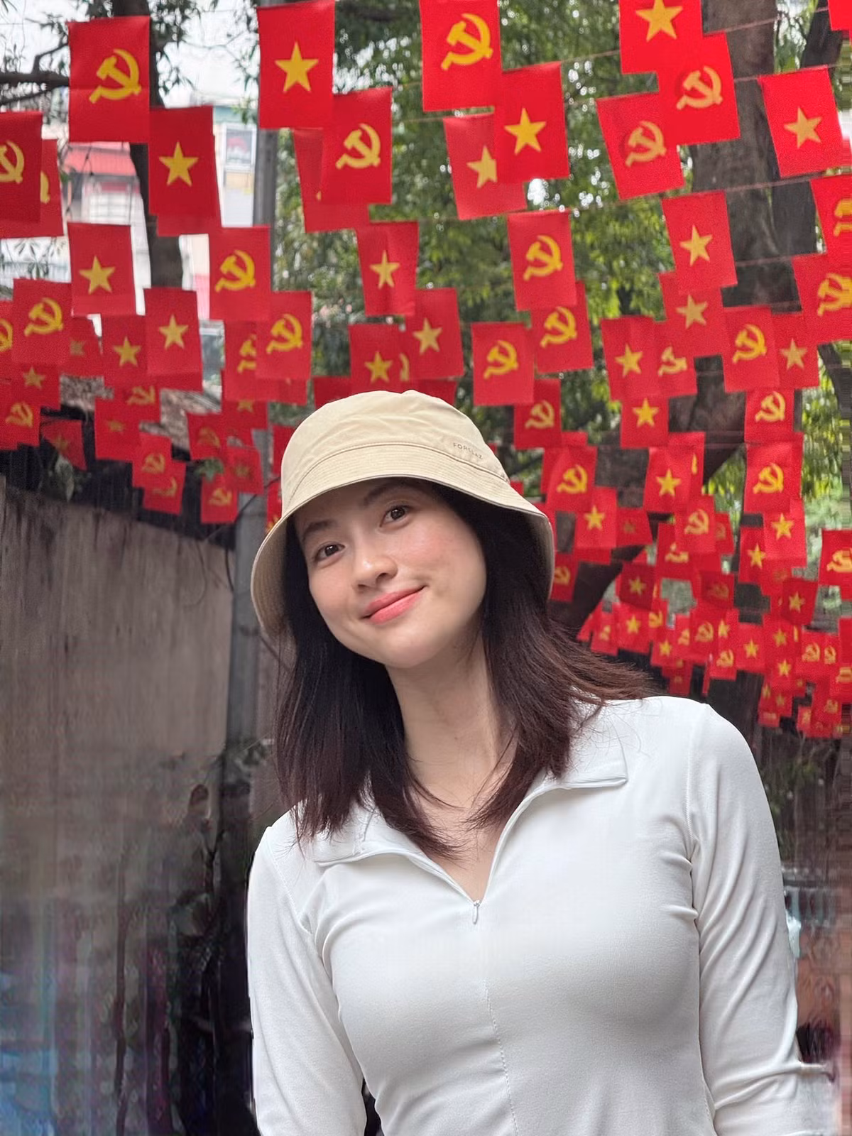 Ở phần bình luận, nhiều người đã bày tỏ sự trầm trồ trước nhan sắc "ngọc nữ" của Phương Anh Đào: "Xinh quá chừng, ngọc nữ của lòng em", "chuẩn vẻ đẹp của người phụ nữ Việt Nam, không màu mè mà rất chất phác", "vẻ đẹp không cần phải khoe thân vẫn cực thu hút".