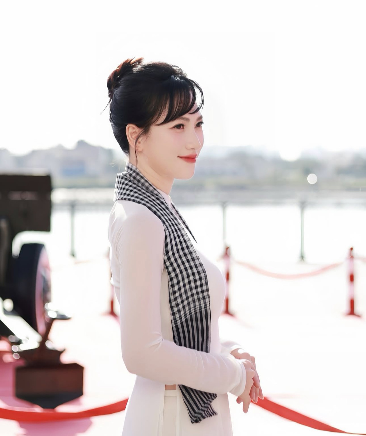 Dù chỉ là khoảnh khắc giơ tay chào nghiêm trang hay nhẹ nhàng vẫy cờ đỏ sao vàng, cô vẫn tỏa sáng như một "nàng thơ" giữa dòng thời gian lịch sử.