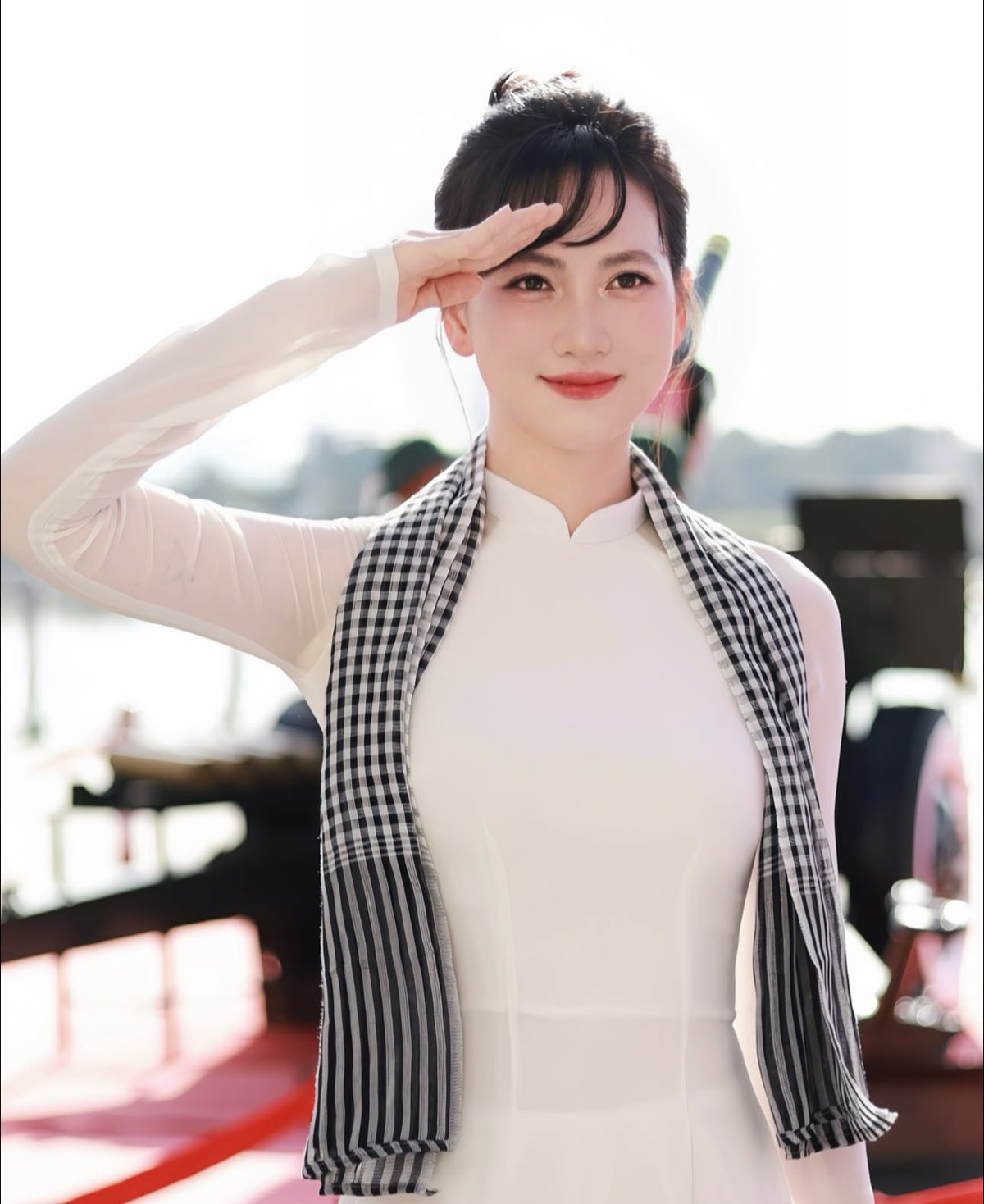 Hưởng ứng tháng tư mang màu sắc lịch sử - tháng chào mừng ngày 30/4 - cột mốc vàng son trong lịch sử dân tộc, nữ diễn viên Phương Anh Đào một lần nữa khiến công chúng xuýt xoa khi xuất hiện đầy rạng rỡ trong tà áo dài trắng truyền thống.