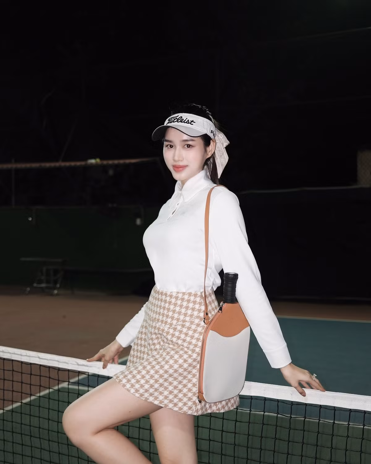 Cô không chỉ sở hữu nhan sắc nổi bật mà còn là hình mẫu phụ nữ hiện đại – đam mê thể thao, quan tâm đến sức khỏe và luôn lan tỏa năng lượng tích cực đến cộng đồng.