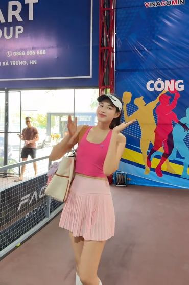 Mới đây trên trang cá nhân, nàng Hậu Đỗ Thị Hà vừa đăng tải đoạn video ghi lại những khoảnh khắc trong một buổi tập pickleball của mình. Cô nàng hài hước chia sẻ không hiểu sao bình thường thì thôi chứ cứ đi tập mà mang theo cái máy quay mà đánh quả nào trượt quả đó.