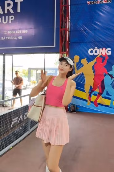 Mới đây trên trang cá nhân, nàng Hậu Đỗ Thị Hà vừa đăng tải đoạn video ghi lại những khoảnh khắc trong một buổi tập pickleball của mình. Cô nàng hài hước chia sẻ không hiểu sao bình thường thì thôi chứ cứ đi tập mà mang theo cái máy quay mà đánh quả nào trượt quả đó.