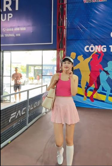Diện áo tank top ôm sát màu hồng rực rỡ phối cùng chân váy tennis xếp ly siêu ngắn, Đỗ Hà khoe trọn đôi chân dài miên man từng khiến cô gây sốt trên sàn catwalk quốc tế.