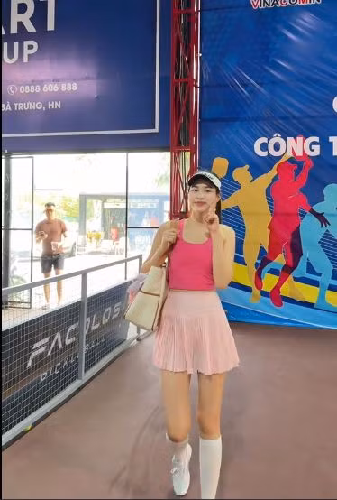 Diện áo tank top ôm sát màu hồng rực rỡ phối cùng chân váy tennis xếp ly siêu ngắn, Đỗ Hà khoe trọn đôi chân dài miên man từng khiến cô gây sốt trên sàn catwalk quốc tế.