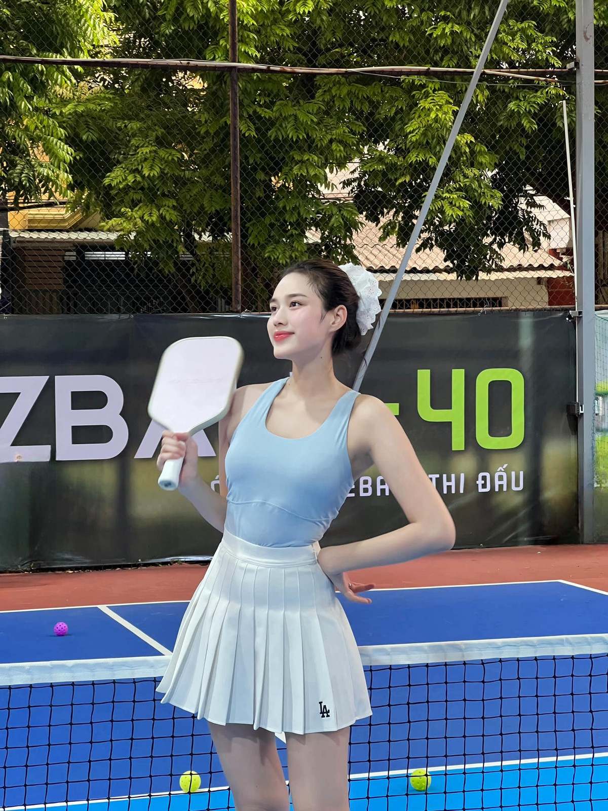 Những trang phục được Đỗ Hà lựa chọn thường được biến tấu linh hoạt theo mùa, với sự thay đổi cả về phom dáng lẫn các phụ kiện đi kèm.