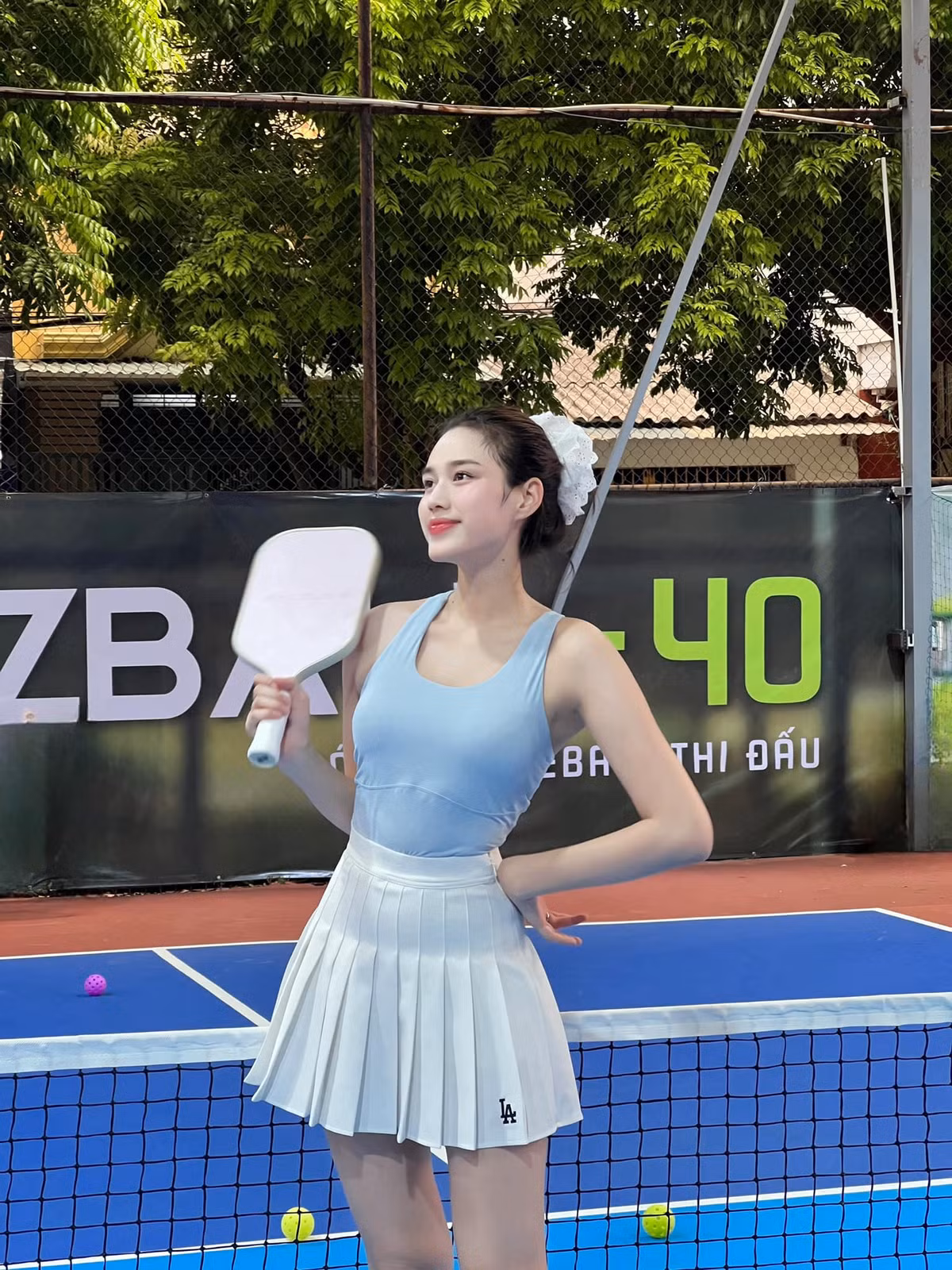 Những trang phục được Đỗ Hà lựa chọn thường được biến tấu linh hoạt theo mùa, với sự thay đổi cả về phom dáng lẫn các phụ kiện đi kèm.