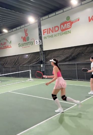 Không chỉ “visual đỉnh của chóp”, Đỗ Hà cũng khoe những khoảnh khắc trên sân tập với những cú đánh dứt khoát, thần thái tự tin.