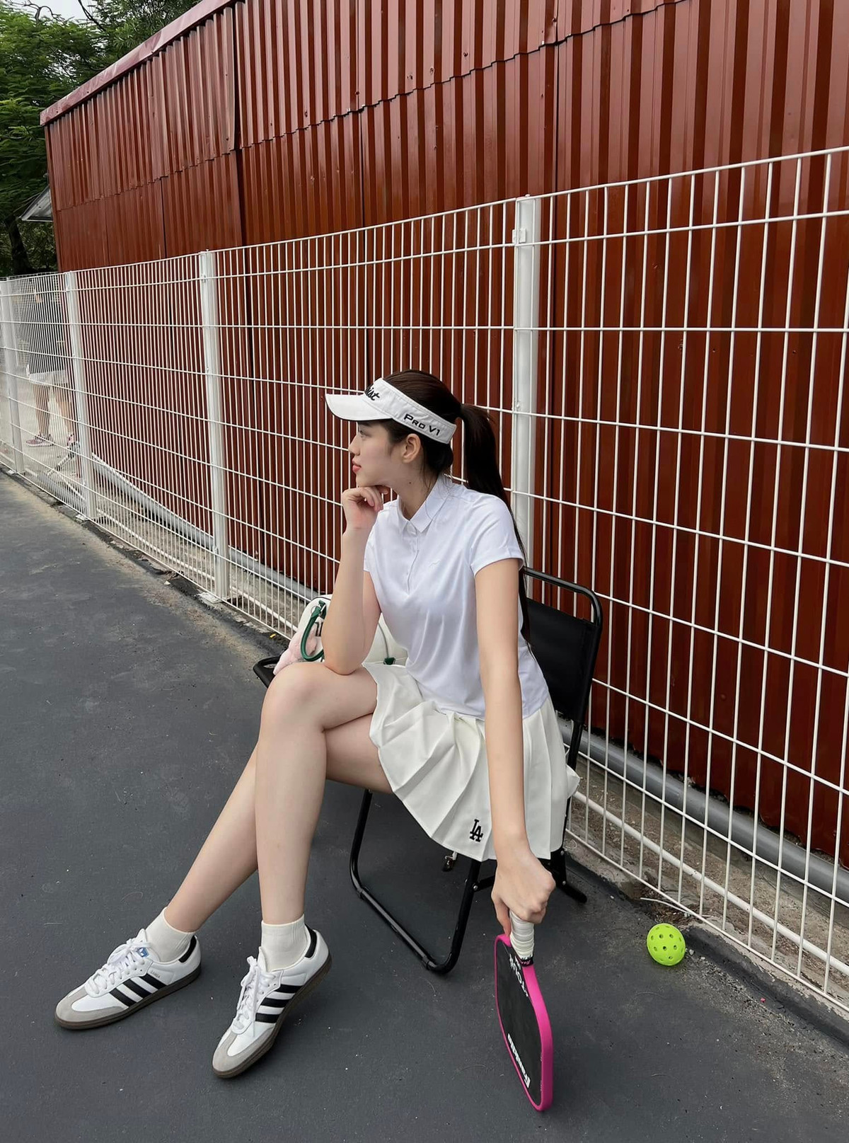 Trong đó, những chân váy xếp ly tennis thường được nàng Hậu ưu ái hơn cả.