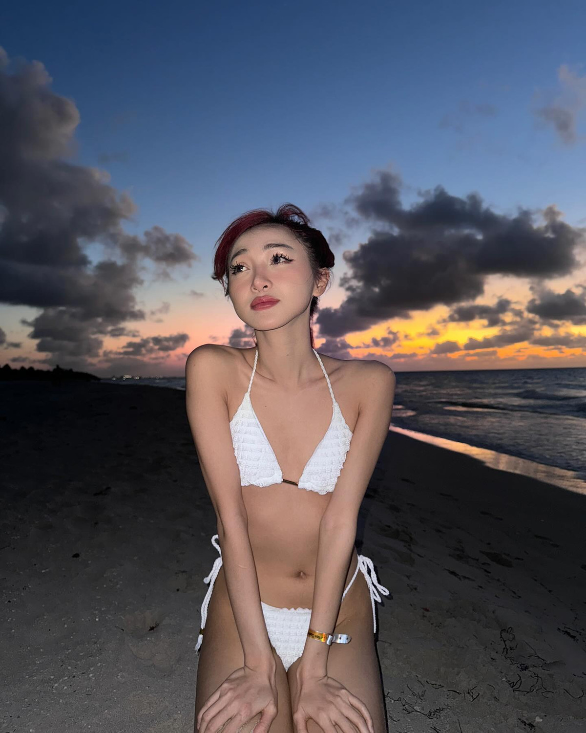 Dù sở hữu thân hình mảnh mai với vòng một "phẳng lì", nhưng cô nàng vẫn luôn tự tin, tỏa ra nguồn năng lượng tích cực tới người theo dõi.