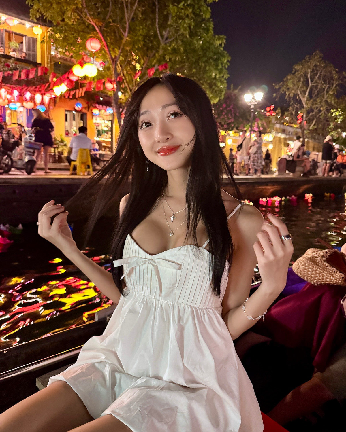 Cô nàng thường diện những thiết kế hai dây mảnh, có phần khoét ngực sâu.