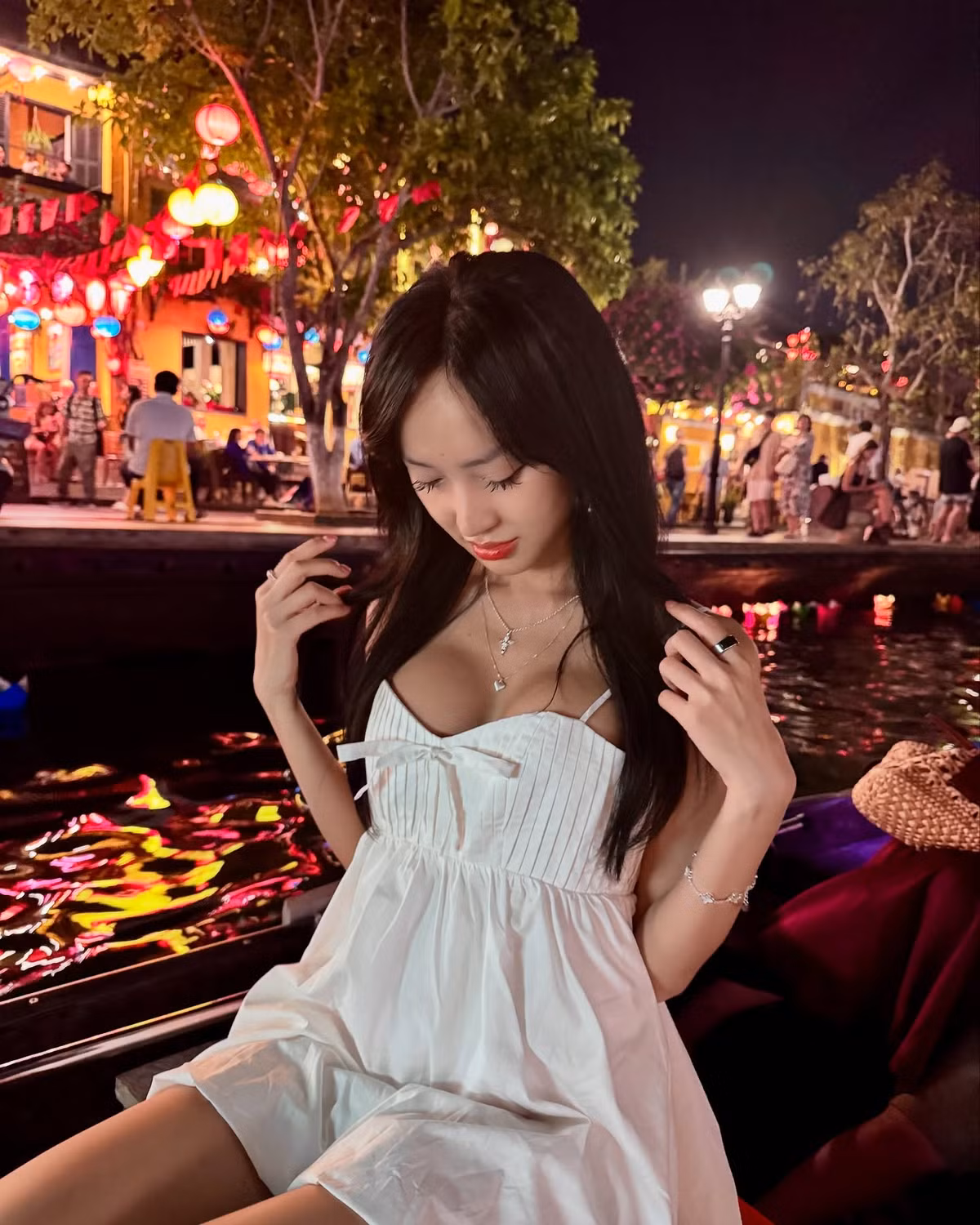 Sau ca thẩm mỹ, Clara không ngần ngại khoe vóc dáng nóng bỏng với vòng một lấp ló qua những hình ảnh đời thường.