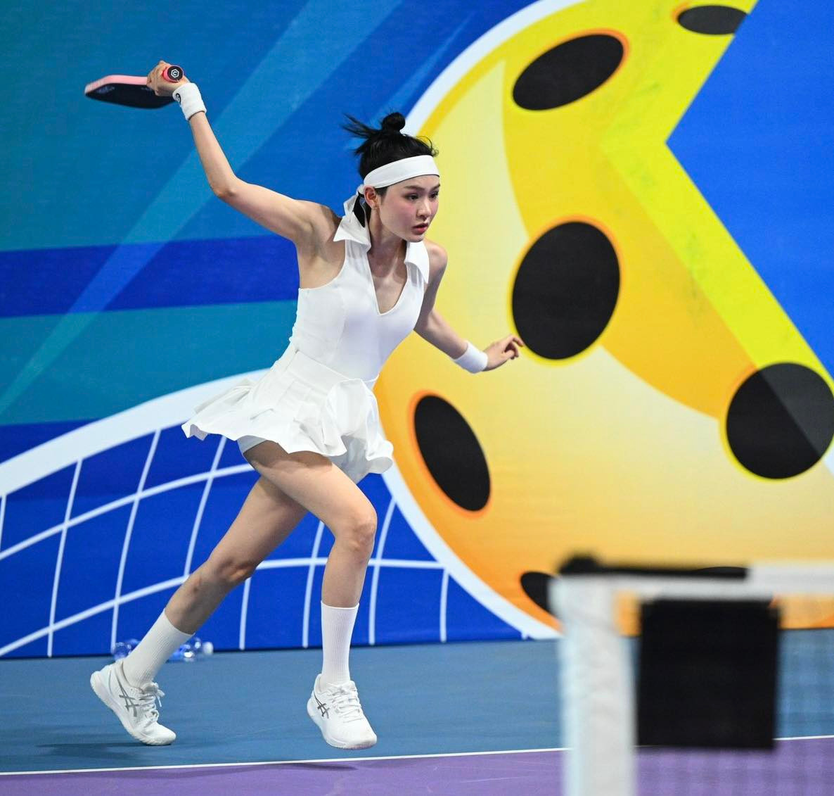 Cô luôn giữ vẻ ngoài chỉn chu, make-up nhẹ nhàng nhưng tươi tắn.