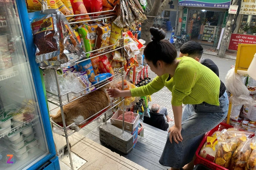 Điều khiến dân mạng thích thú chính là vẻ mặt dửng dưng, “bất cần đời” nhưng lại mang sức hút khó cưỡng – đúng chuẩn “cậu cả tiệm tạp hóa”. (Ảnh: Znews)