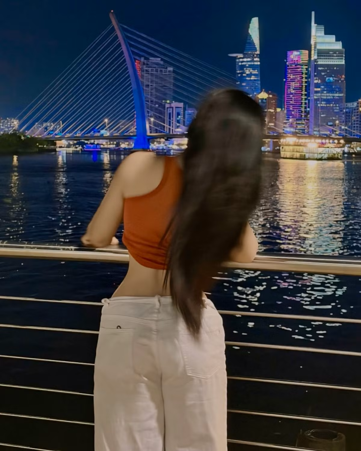 Trên trang cá nhân của mình, S cũng theo đuổi phong cách gợi cảm, thường diện các thiết kế triệt để khoe đường cong.