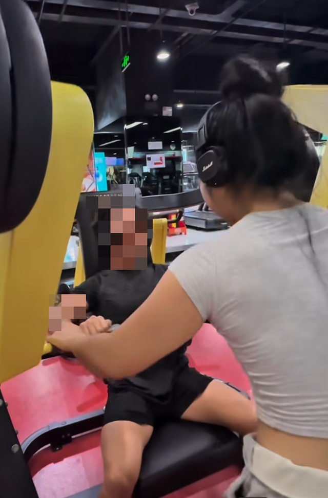 Những lời chỉ trích không những không khiến cô lùi bước, mà còn thúc đẩy nữ gymer tung ra nhiều clip gây tranh cãi hơn nữa – thậm chí còn chọn trang phục táo bạo hơn trước.
