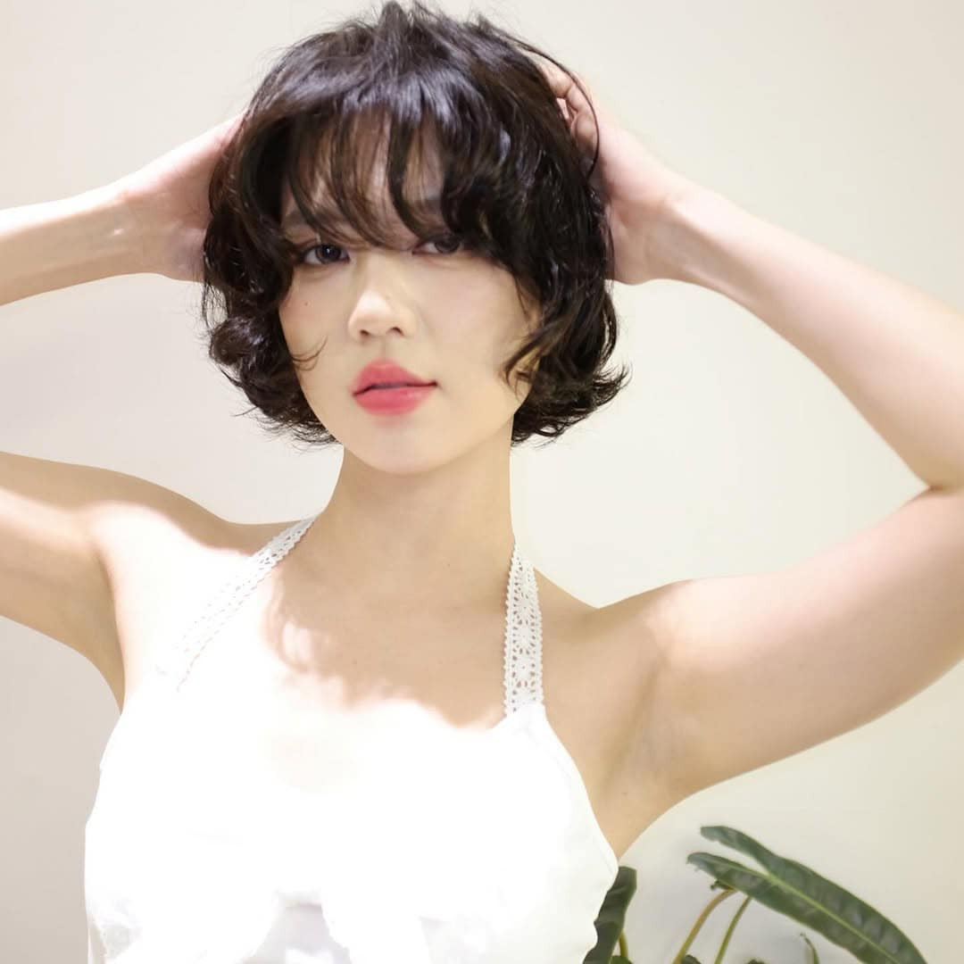 Ngọc Trinh cũng bắt đầu xuất hiện nhiều hơn trong những outfit mang phong cách “bánh bèo sang chảnh” – váy hoa nhí, đầm lụa hai dây, set đồ pastel kết hợp phụ kiện nữ tính.