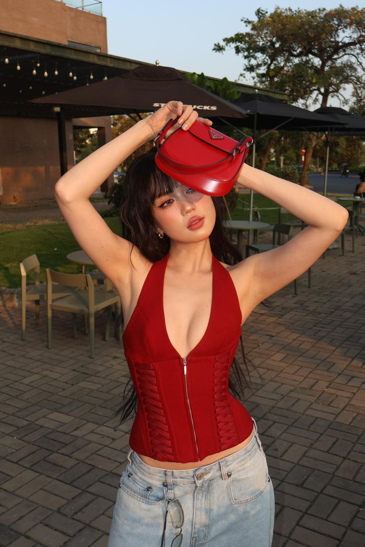 Không chỉ dừng lại ở sự sexy, Ngọc Trinh còn cho thấy sự linh hoạt trong phong cách. Khi cần, cô có thể biến hóa sang vẻ đẹp dịu dàng, thanh lịch hoặc trẻ trung, năng động.