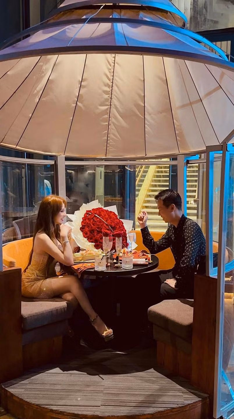 Dù đã là mẹ hai con, Huyền Baby vẫn giữ vững phong độ nhan sắc không tuổi. Không chỉ nổi tiếng với cuộc sống xa hoa, thời trang đắt đỏ, mà cô còn khiến nhiều người ngưỡng mộ bởi tình cảm mặn nồng với chồng sau nhiều năm kết hôn.