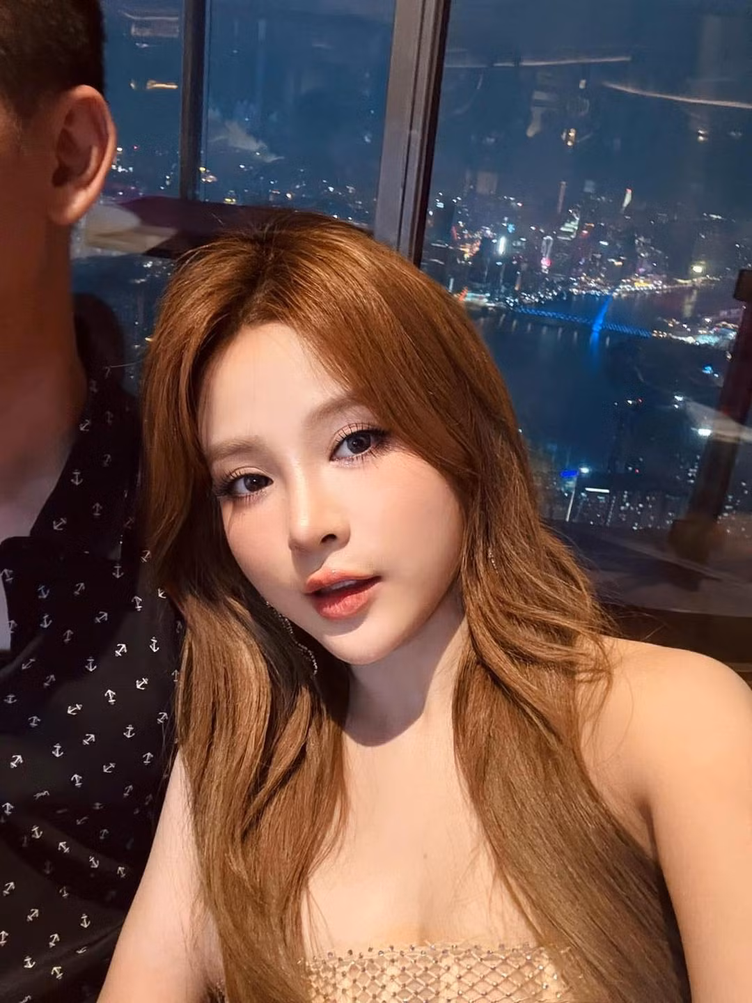 Dù không thường xuyên khoe những khoảnh khắc ngọt ngào của hai vợ chồng, Huyền Baby vẫn khiến fan phải trầm trồ với những lần "flex" ông xã một cách tinh tế như được chồng đưa đi mua sắm,...