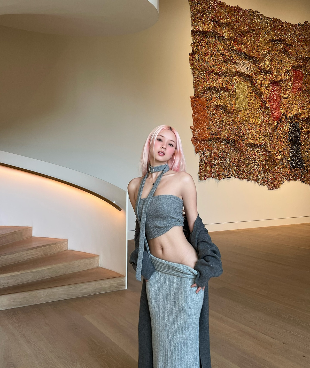 Thiết kế chất liệu knit bó sát giúp tôn lên đường cong cơ thể một cách tinh tế, không quá phô bày nhưng vẫn đủ thu hút.