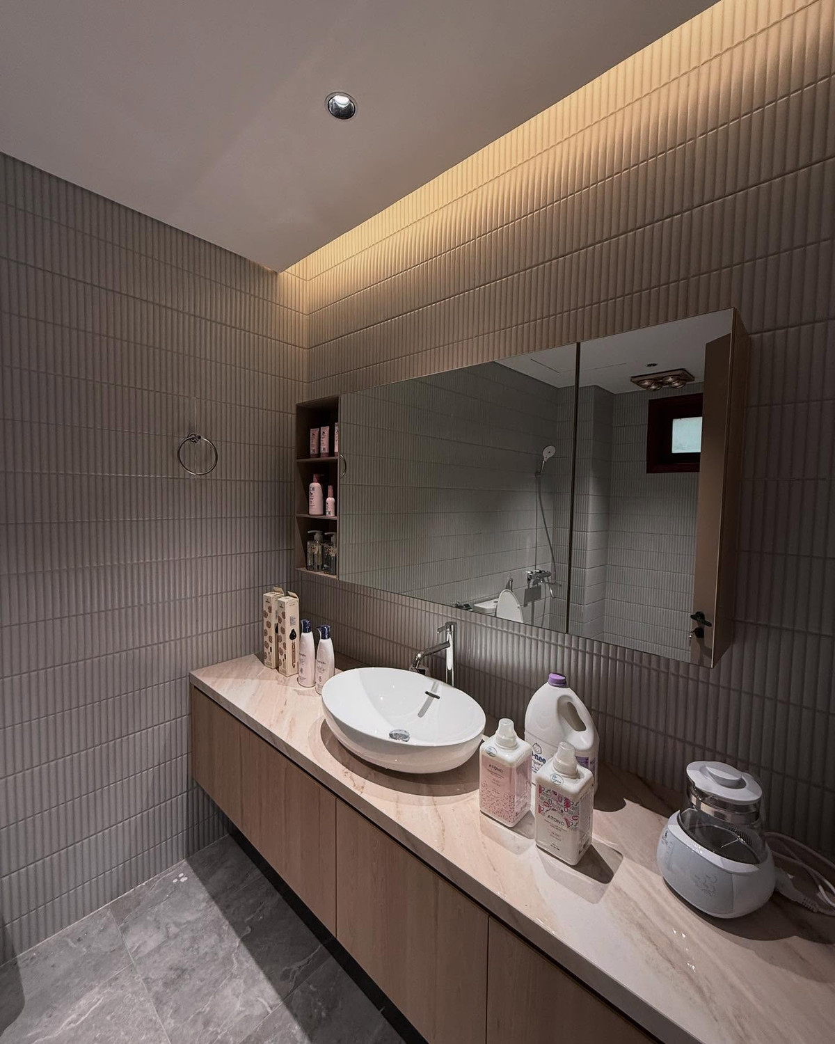 Khác với sự sặc sỡ thường thấy trong phòng trẻ em, không gian của bé Panda được thiết kế với tông màu trung tính nhẹ nhàng như be, trắng, xám, tạo cảm giác ấm cúng nhưng vẫn cực kỳ sang trọng.