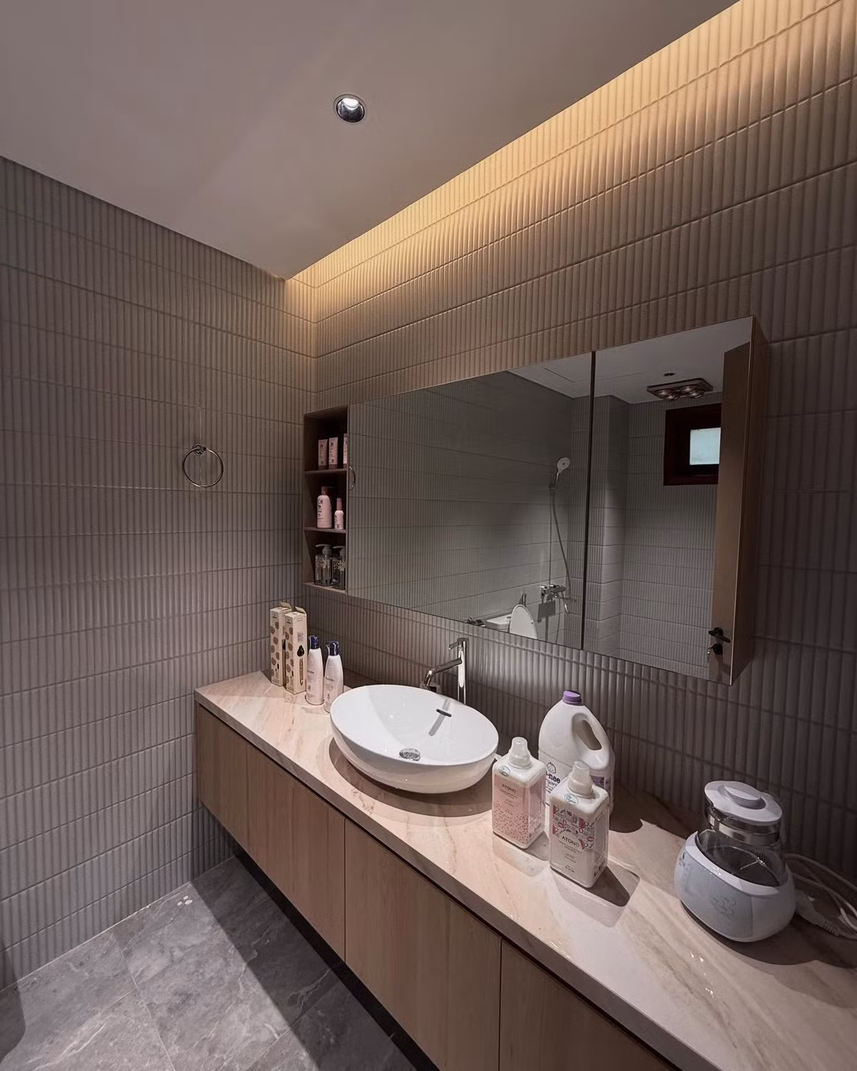 Khác với sự sặc sỡ thường thấy trong phòng trẻ em, không gian của bé Panda được thiết kế với tông màu trung tính nhẹ nhàng như be, trắng, xám, tạo cảm giác ấm cúng nhưng vẫn cực kỳ sang trọng.