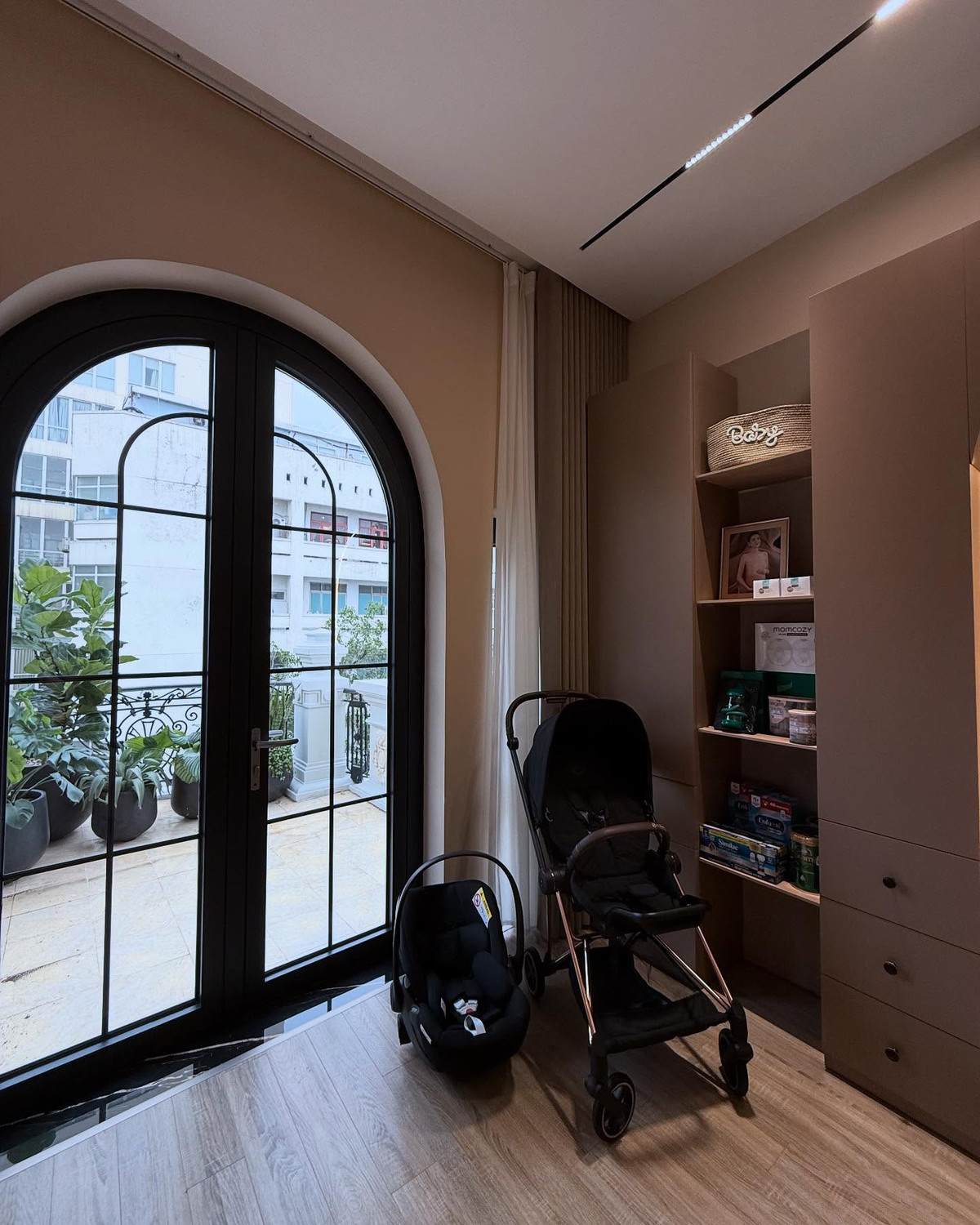 Nội thất toàn bộ là hàng cao cấp với giường cũi rộng rãi, kệ đồ chơi gỗ tự nhiên, tủ quần áo riêng và hệ thống đèn vàng nhẹ ấm áp, giúp bé có được không gian nghỉ ngơi lý tưởng ngay từ ngày đầu chào đời.