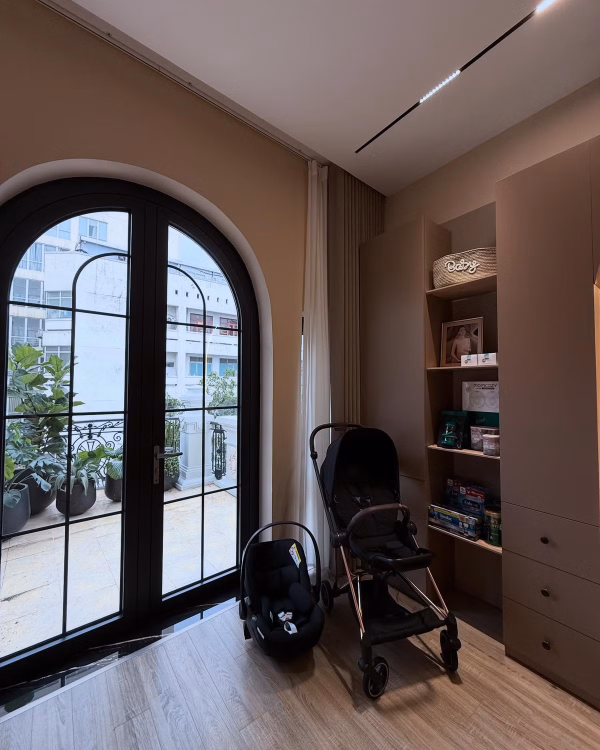 Nội thất toàn bộ là hàng cao cấp với giường cũi rộng rãi, kệ đồ chơi gỗ tự nhiên, tủ quần áo riêng và hệ thống đèn vàng nhẹ ấm áp, giúp bé có được không gian nghỉ ngơi lý tưởng ngay từ ngày đầu chào đời.