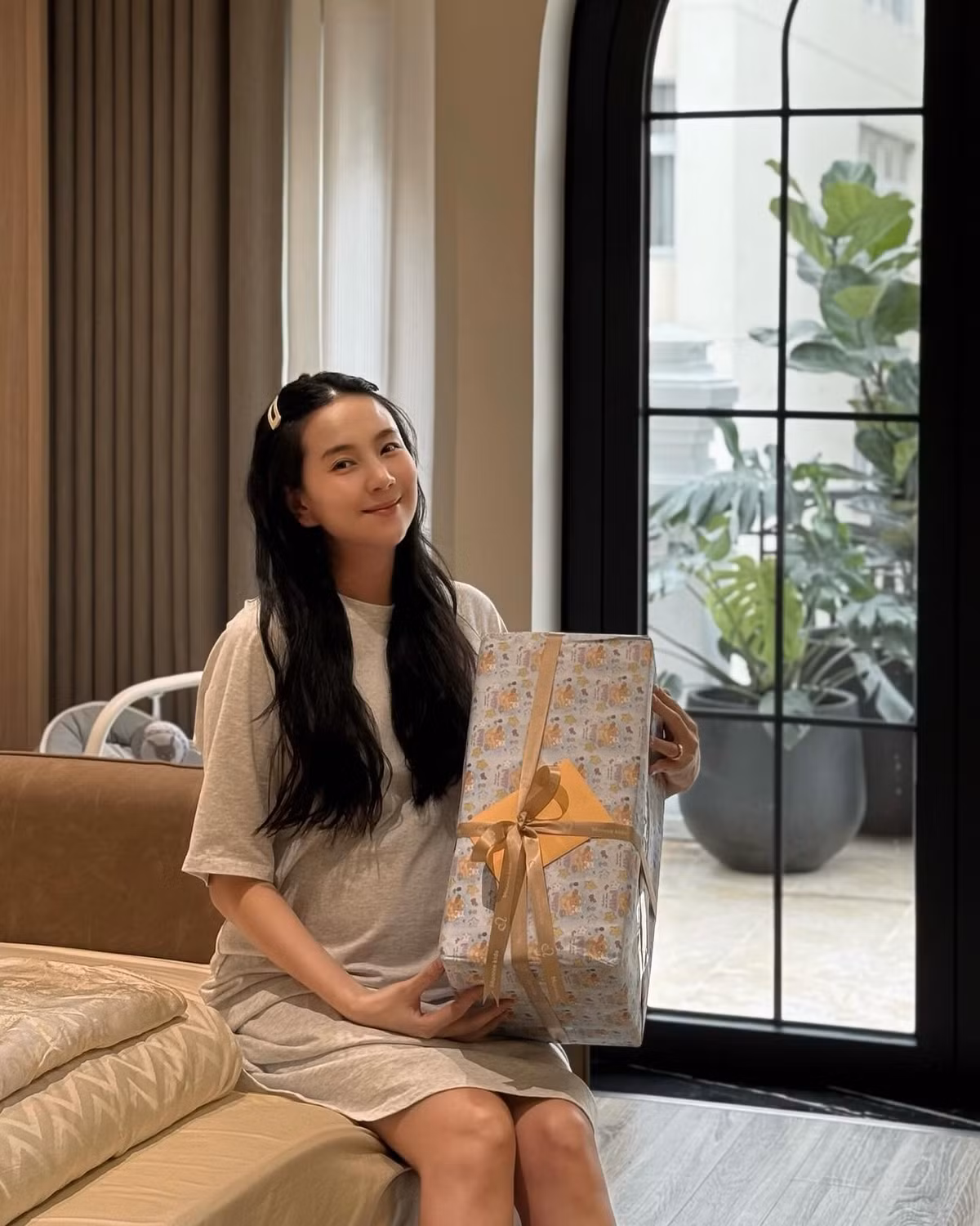 Hiện tại, MC Mai Ngọc đang ở tuần thứ 36 của thai kỳ nên cô đang tất bật cho quá trình sửa soạn và chuẩn bị đồ dùng để đón con trai trong tháng 4 này. Trên trang cá nhân, cô nàng hào hứng chia sẻ những hình ảnh tự tay bản thân "dọn ổ" chuẩn bị đón em bé chào đời.