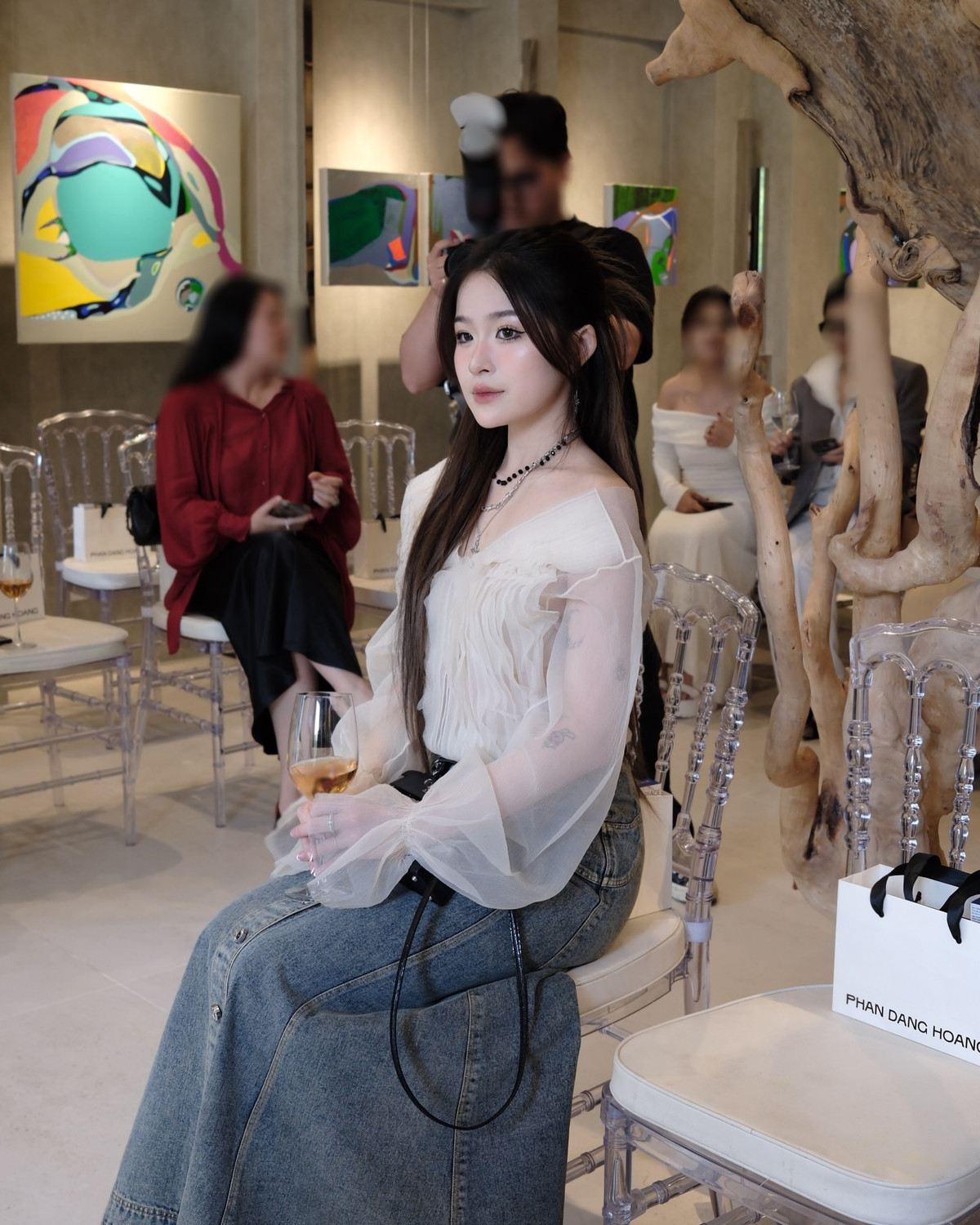 Chao tên thật là Nguyễn Châu Anh, được biết đến là rich kid chính hiệu. Cô nàng nổi lên từ những video chia sẻ cuộc sống sang chảnh hàng ngày từ khi còn học cấp 3 ở một trường quốc tế có học phí đắt đỏ, có tài xế đưa đón hàng ngày.