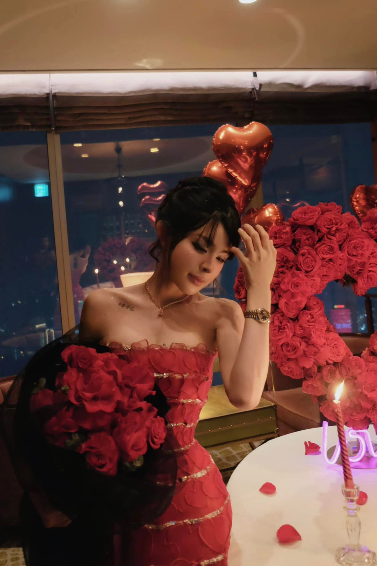 Dù trước đó chưa đăng ảnh có mặt hay tag nhau, thế nhưng việc chụp cùng một không gian, địa điểm khiến netizen phải thốt lên "tình trong như đã mặt ngoài còn e".