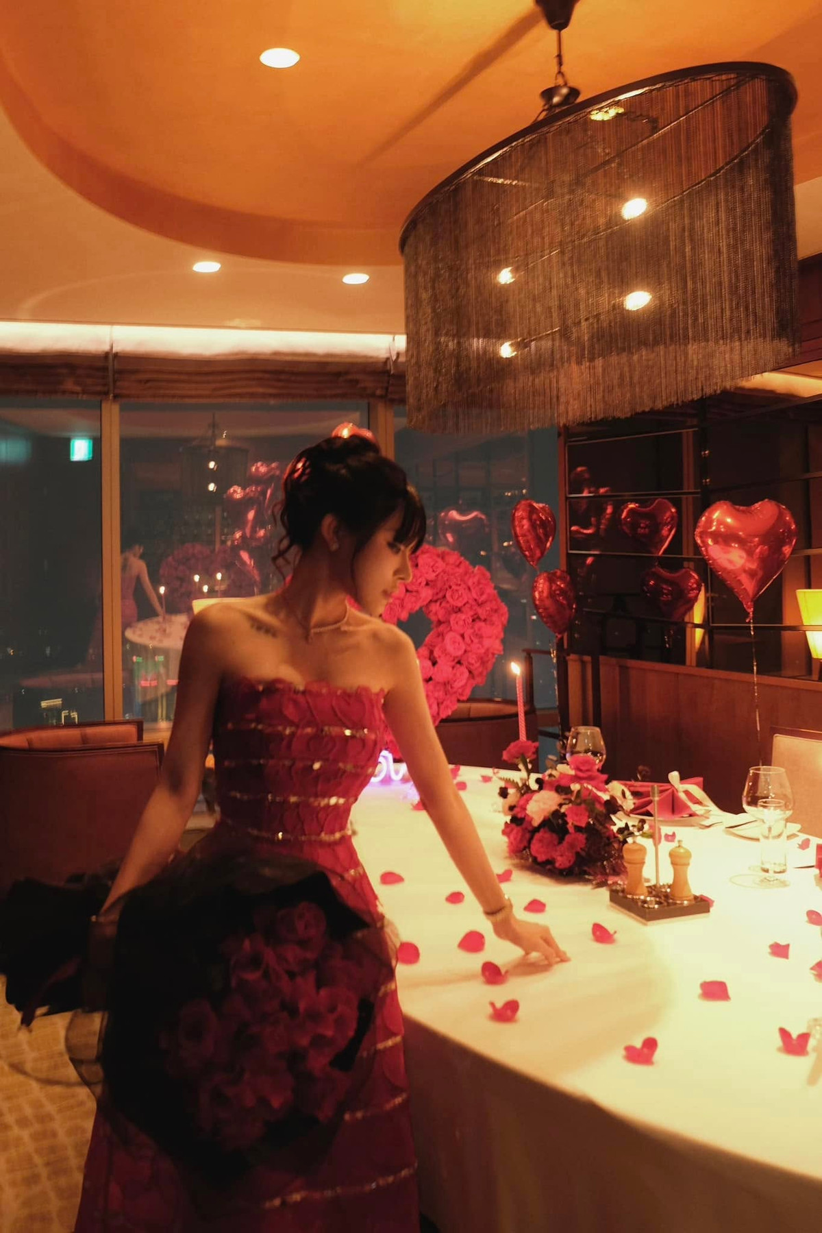 Trần Bích Hạnh, sinh năm 1993, hơn Văn Thanh ba tuổi, là một "hot girl phòng gym" nổi tiếng trên mạng xã hội.