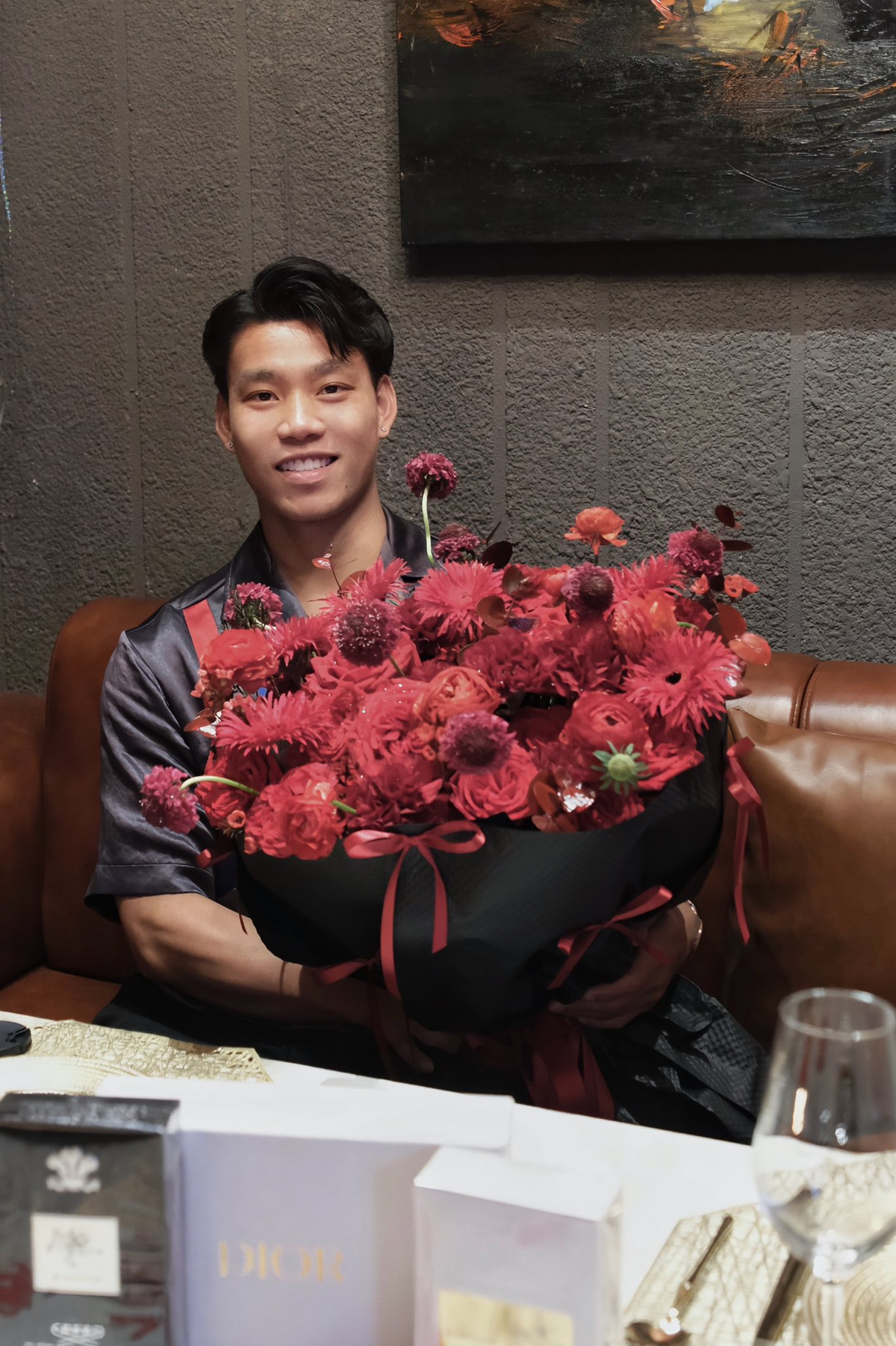 Dòng trạng thái đi kèm: "Bao nhiêu tuổi không quan trọng. Năm tháng bình an mới quan trọng" như một lời khẳng định cho mối quan hệ nghiêm túc của cặp đôi .