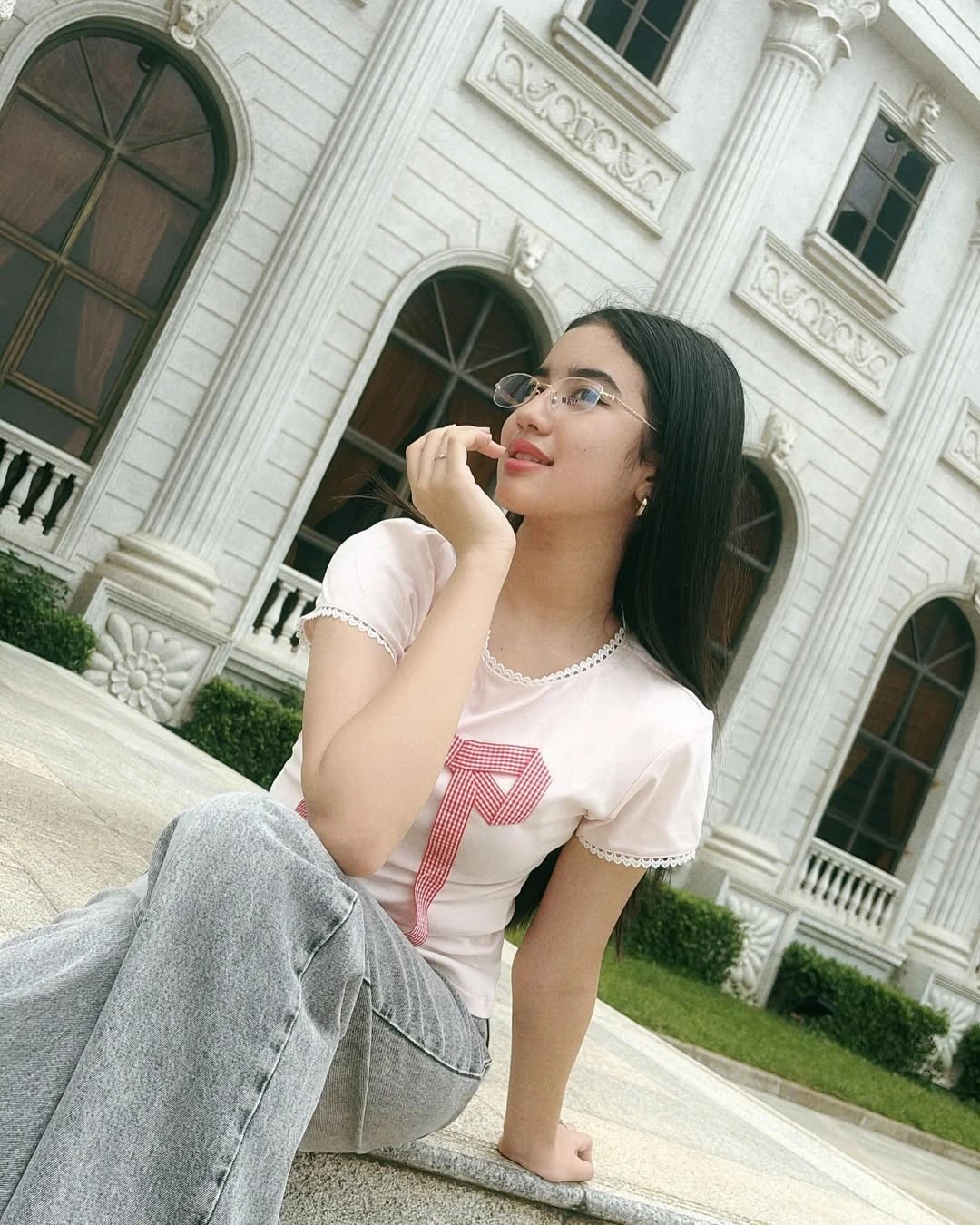 Ngoài đời thường, Jenna lại ưa chuộng phong cách năng động, cá tính với áo crop top, quần jeans hay váy ngắn mang phong cách Hàn Quốc, thể hiện sự trẻ trung và thời thượng.