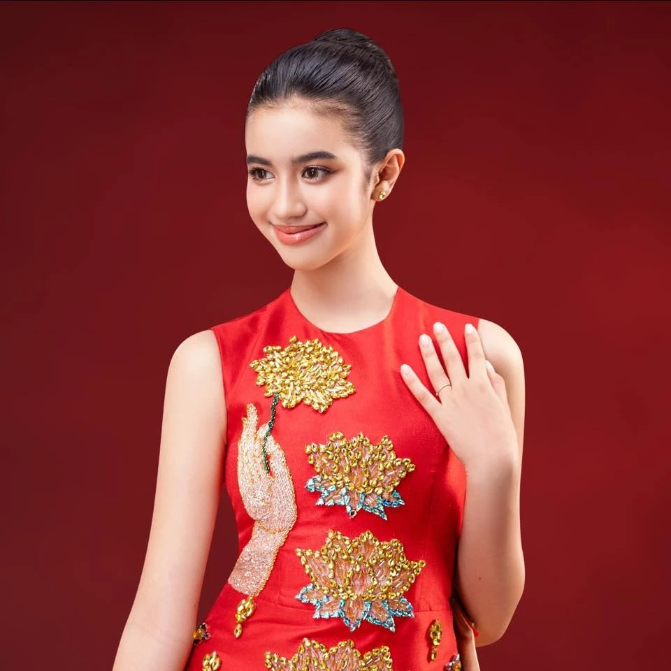 Cô bắt đầu hoạt động trong lĩnh vực giải trí từ năm 2018 với vai trò ca sĩ và diễn viên, nhanh chóng ghi dấu ấn nhờ tài năng và sự tự tin. Jenna Norodom thu hút lượng fan đông đảo trên mạng xã hội. Cô có hơn 166.000 lượt theo dõi trên Instagram cùng kênh YouTube gần 1 triệu lượt đăng ký.