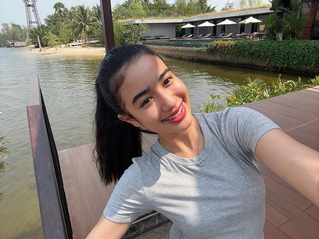 Không chỉ có gu thời trang ấn tượng, Jenna còn sở hữu thần thái tự tin, cuốn hút, tạo nên sức hút riêng biệt mỗi khi xuất hiện.