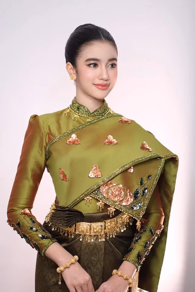 Jenna Norodom không chỉ gây chú ý bởi xuất thân hoàng gia mà còn bởi nhan sắc ngày càng rực rỡ theo thời gian. Cô sở hữu gương mặt thanh tú với làn da trắng mịn, đôi mắt to tròn cuốn hút và nụ cười rạng rỡ, tạo nên vẻ đẹp vừa trong trẻo, vừa sang trọng.