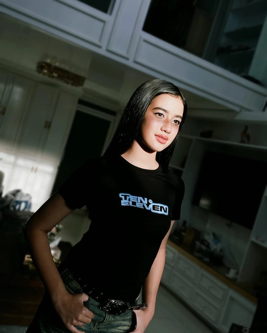 Không chỉ sở hữu ngoại hình nổi bật, Jenna còn thông thạo 5 ngôn ngữ: Khmer, Thái, Pháp, Anh và Trung Quốc.