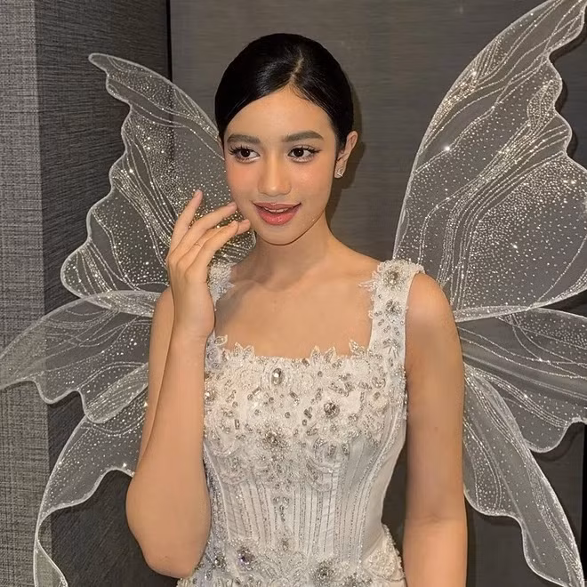 Bên cạnh nhan sắc nổi bật, phong cách của công chúa Campuchia cũng rất đáng chú ý. Ở tuổi 13, Jenna không ngần ngại thử nghiệm nhiều phong cách khác nhau, từ trang phục truyền thống Khmer đến những bộ váy mang hơi hướng hiện đại, trẻ trung.